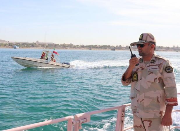 امداد رسانی مرزبانان میناب به پراید گرفتار شده در ساحل