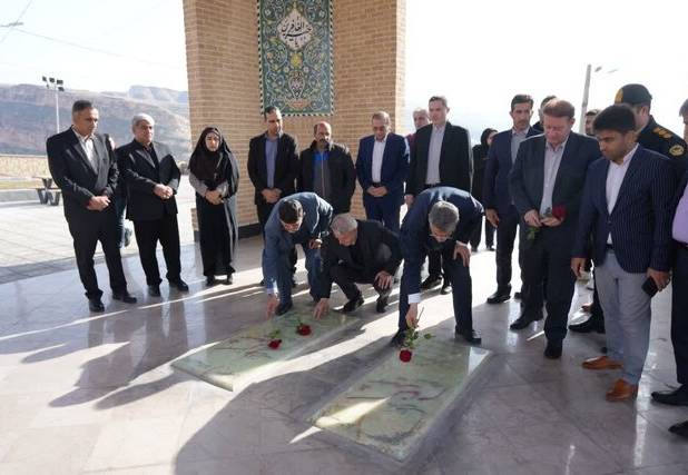 ادای احترام وزیر میراث‌فرهنگی به مقام شامخ شهدای گمنام پلدختر 
