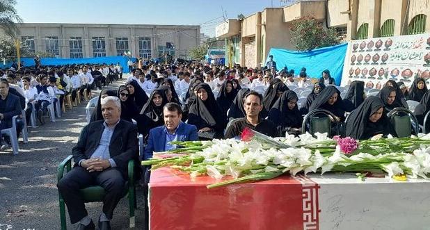 مهمان ۲۲ ساله شرق دجله در میان دانش‌آموزان جیرفتی/ تجدید پیمان نسل امروز با شهدای دانش‌آموز