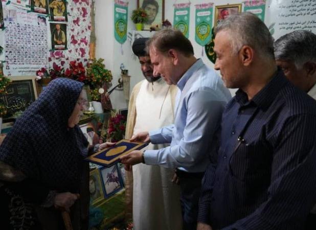 دیدار مسئولان با خانواده سید مرتضی حسینی‌زاده درگناوه