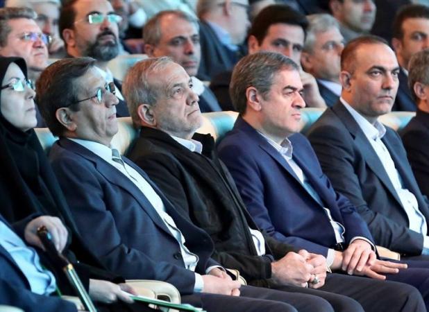 رشد نرخ ارز رسمی چطور باعث جهش قیمت دلار می‌شود؟