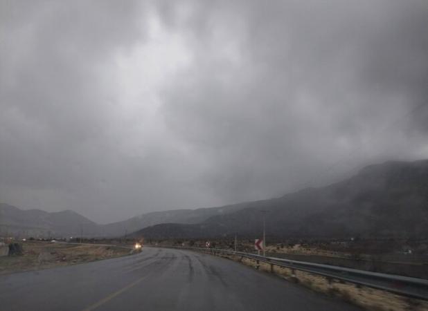 بارش برف و باران در ۱۳ محور مواصلاتی فارس/ تردد در همه راه‌ها برقرار است
