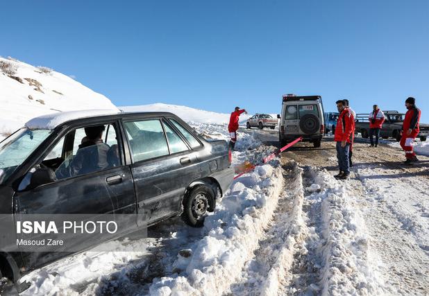  نجات ۶۳ خودرو گرفتارِ برف در نطنز