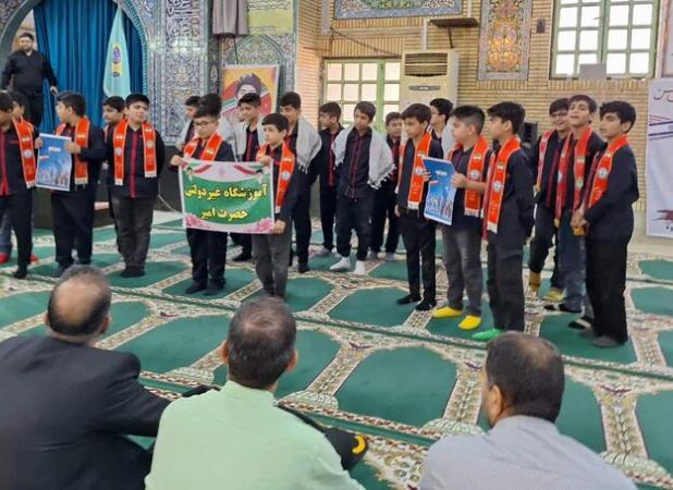 اجرای سرود دانش آموزی در مراسم ۱۳ آبان گناوه