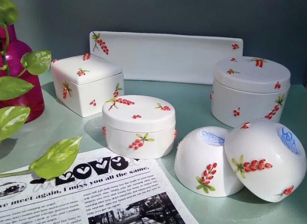 قصه بانویی که یاقوت‌های کویر را جاودانه کرد؛ از تیغ زرشک تا چرخ سفال