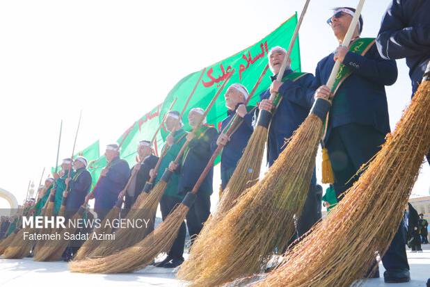 آیین جاروکشی خادمان مسجد جمکران