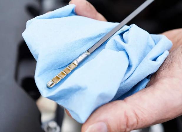 این خطاها در اندازه‌گیری روغن موتور را جدی بگیرید