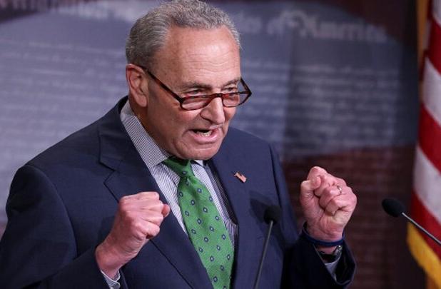 شومر: ترامپ آمریکا را به سمت یک جنگ پرهزینه دیگر می‌کشاند