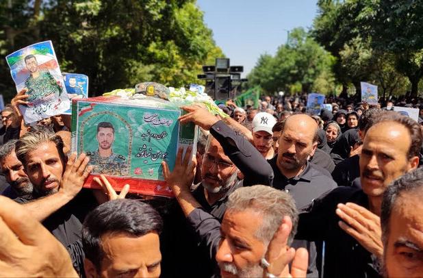 وداع ملایری ها با شهید «هومن غیاثوند» در آستانه عاشورای حسینی