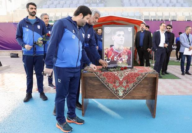 شاخه‌گلی برای ستاره خاموش؛ ادای احترام چادرملویی‌ها به صابر