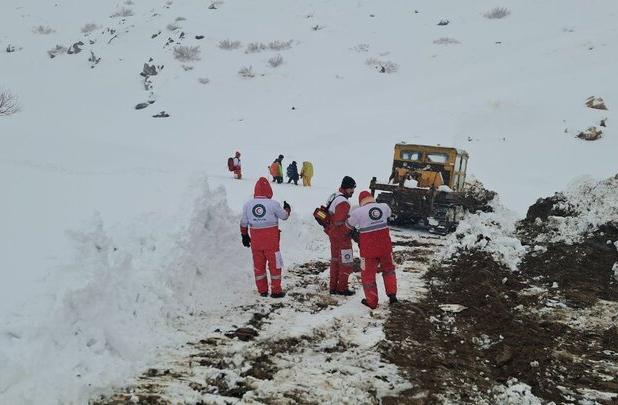 تصاویری از نجات ۱۴ مفقودی از دل کولاک سردشت