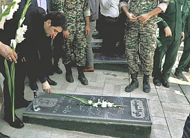 غبارروبی مزار شهدا در سنندج آغازگر برنامه‌های هفته دولت شد