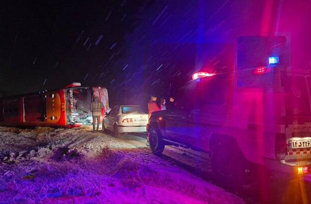 واژگونی اتوبوس در ارومیه- مهاباد ۱۷ حادثه دیده و یک مصدوم برجا گذاشت