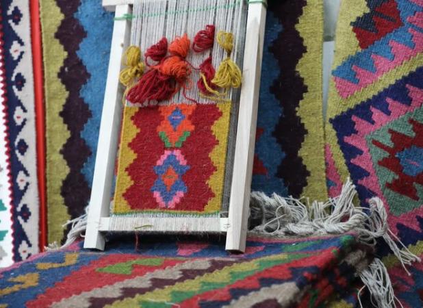 تندیس زنان هنرمند گلیم‌بافی عنبران رونمایی می‌شود