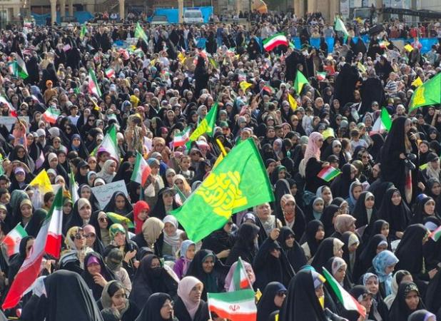 قرائت فاتحه برای جان‌باختگان حادثه بندرعباس در جشن محفل قم