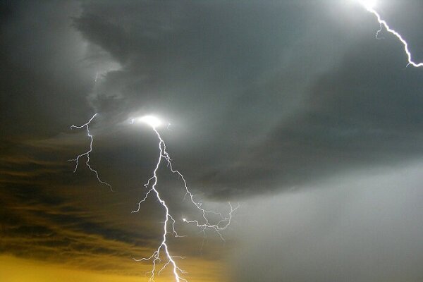 اصابت صاعقه به دو نفر در شرق استرالیا