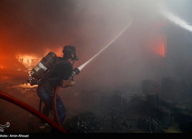 مصدومیت سطحی ۳ نفر در حادثه آتش‌سوزی شادآباد