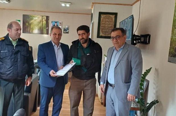 جنگلبان آسیب‌دیده در حادثه آتش‌سوزی الیت تقدیر شد