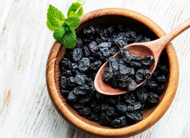 ۲۱ دانه جادویی؛ چرا باید هر روز مویز بخوریم؟