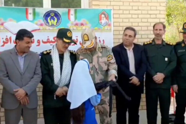 رزمایش توزیع نوشت‌افزار میان دانش‌آموزان نیازمند در دهلران برگزار شد