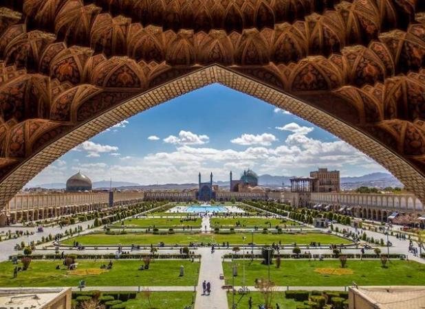 آغاز مرمت طبقه دوم میدان نقش جهان؛ تلاش مردم برای بهبود وضعیت دو برج