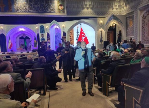 گوشه ای از شعر خوانی در اجلاسیه ملی پیرغلامان در حرم رضوی