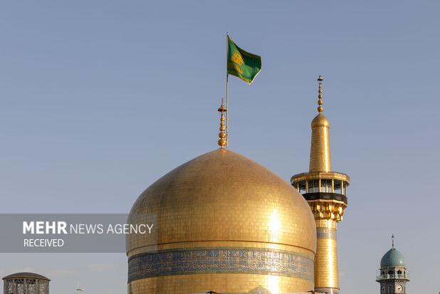 آیین تعویض پرچم گنبد حرم مطهر رضوی در روز ولادت امام رضا(ع)