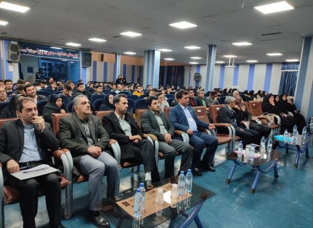 تحول آموزش از کلاس درس و اعتماد به معلم آغاز می‌شود