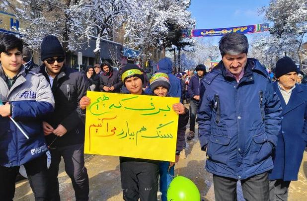 شکوه وحدت مردم نیشابور همزمان با ۲۲ بهمن در سرمای زمستان