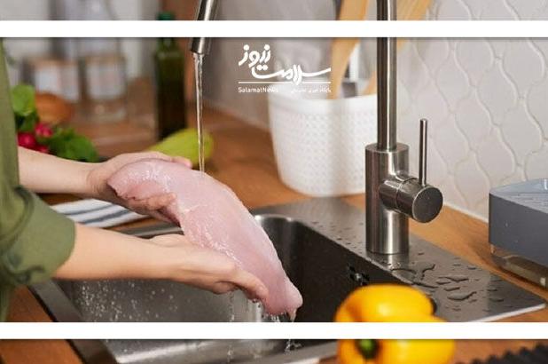 انتقال بیماری با شستن مرغ خام!