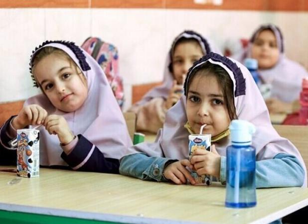 فرحبخش: بیش از ۳۱۳ هزار دانش آموز کرمانی در مدارس شیر رایگان می گیرند