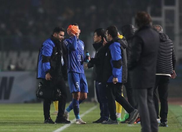 ناراحتی هواداران استقلال از بازیکنان/ بطری آب سهم آبی‌ها شد