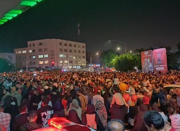 گردهمایی بی نظیر هواداران تراکتور در نصف راه تبریز