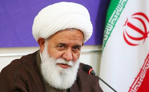 رهبر انقلاب در اوج تهدیدها در مرقد امام(ره) به نماز ایستادند