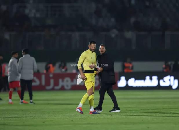 مربی پرسپولیس، پیراهن استقلال را یادگاری گرفت!