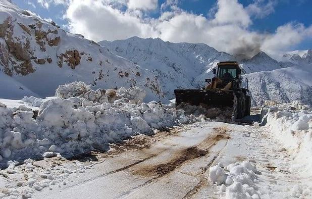 گردنه عسل‌کشان چهارمحال و بختیاری بر اثر بارش برف مسدود شد