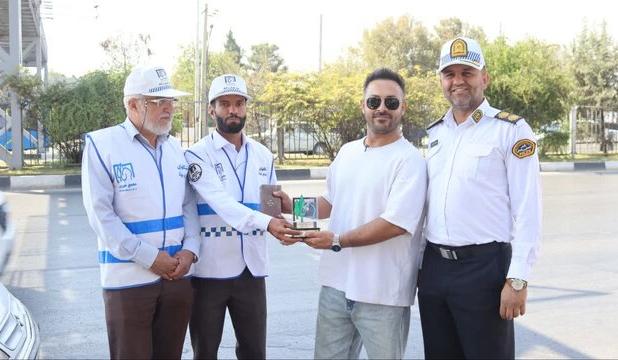 تقدیر از رانندگان قانون‌مدار در شیراز با نشان مهربانی و دیوان حافظ