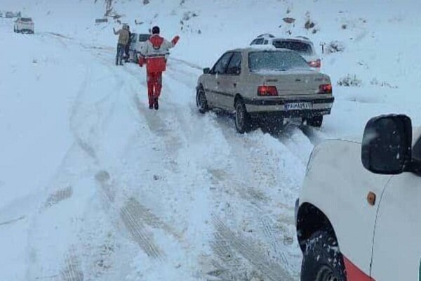 نجات ۴ خودرو گرفتار در برف توسط راهداری کاشان در محور قهرود-کامو