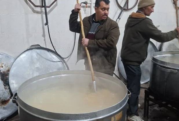 ۷۰ سال حلیم پزی شب نیمه شعبان در روستای ده زیار کرمان