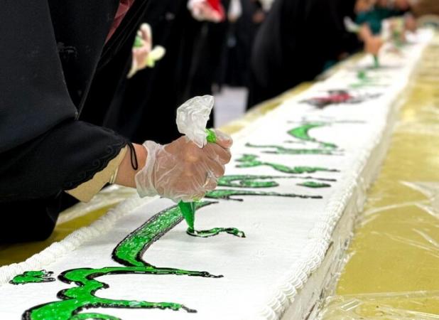 مراحل آماده‌سازی کیک ۷۰ متری ویژه میلاد حضرت زهرا(س) در حرم رضوی
