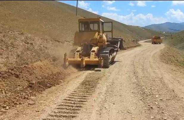 عملیات تعریض راه روستایی در سقز اجرا شد