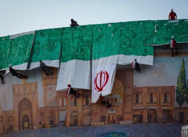 طوفان نوجوانان کرمانی با ساخت و نصب پرچم بزرگ ایران