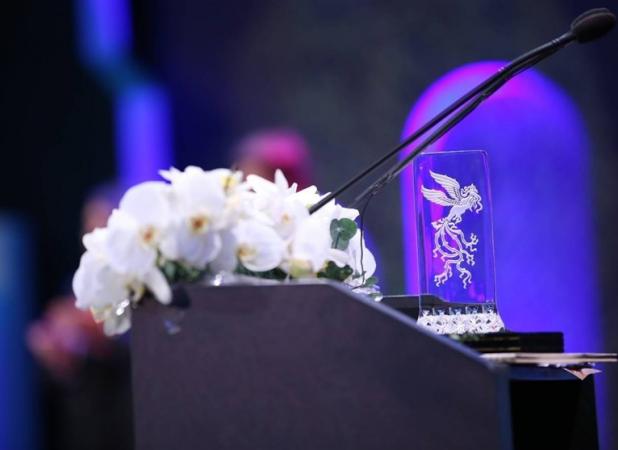 جوایز برگزیدگان جشنواره فیلم فجر 42 اهدا شد