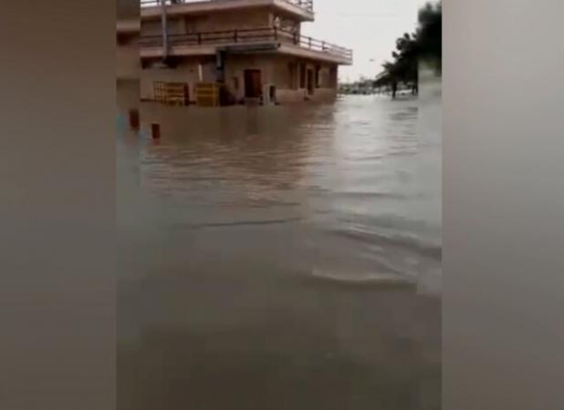 خیابان ساحلی «دیر» پس از بارندگی