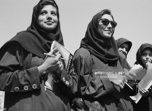 تیپ خاص دو دانشجوی دختر در سال ۷۵ جلب توجه کرد