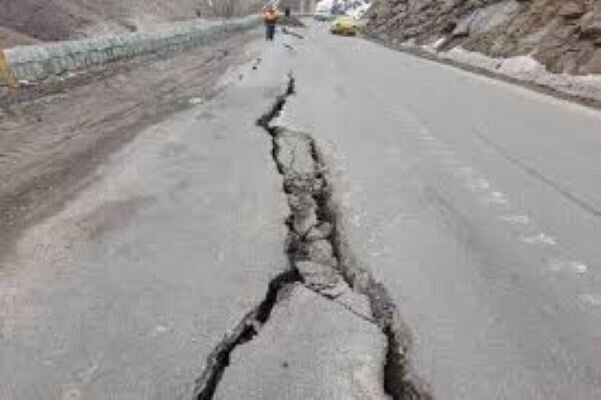 رانش زمین در محور اردل – دوازده امام؛ مسیر مسدود است