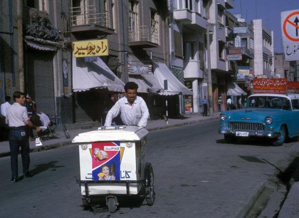 عکس نوستالژیک از یک بستنی‌فروشی در تهران