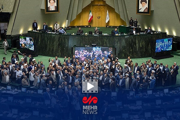 شعار مرگ بر آمریکا و اسراییل نمایندگان در صحن علنی مجلس شورای اسلامی