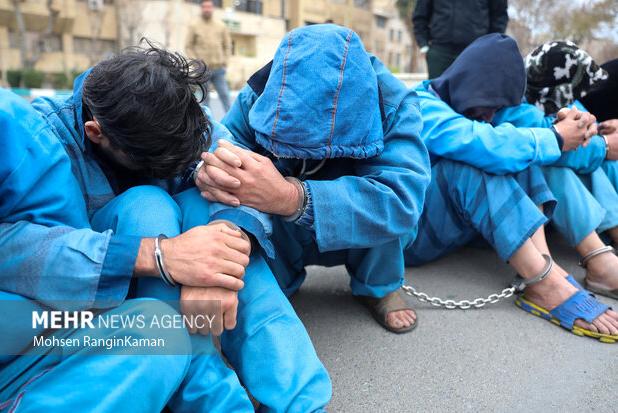 دستبند پلیس بر دستان سارقان سیم و کابل‌های مخابراتی در بندرعباس