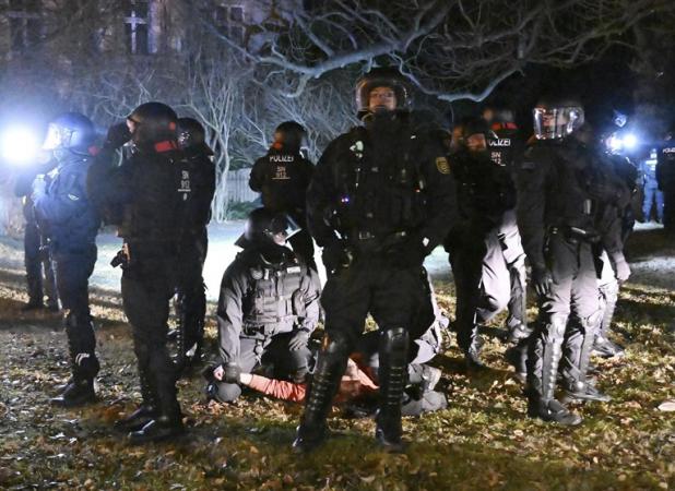 انتقاد از خشونت پلیس آلمان علیه معترضان